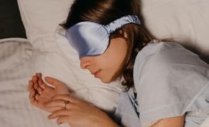 mulher dormindo em sua cama 1