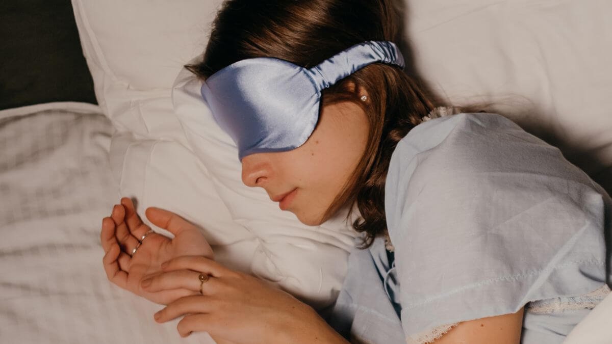 mulher dormindo em sua cama 1