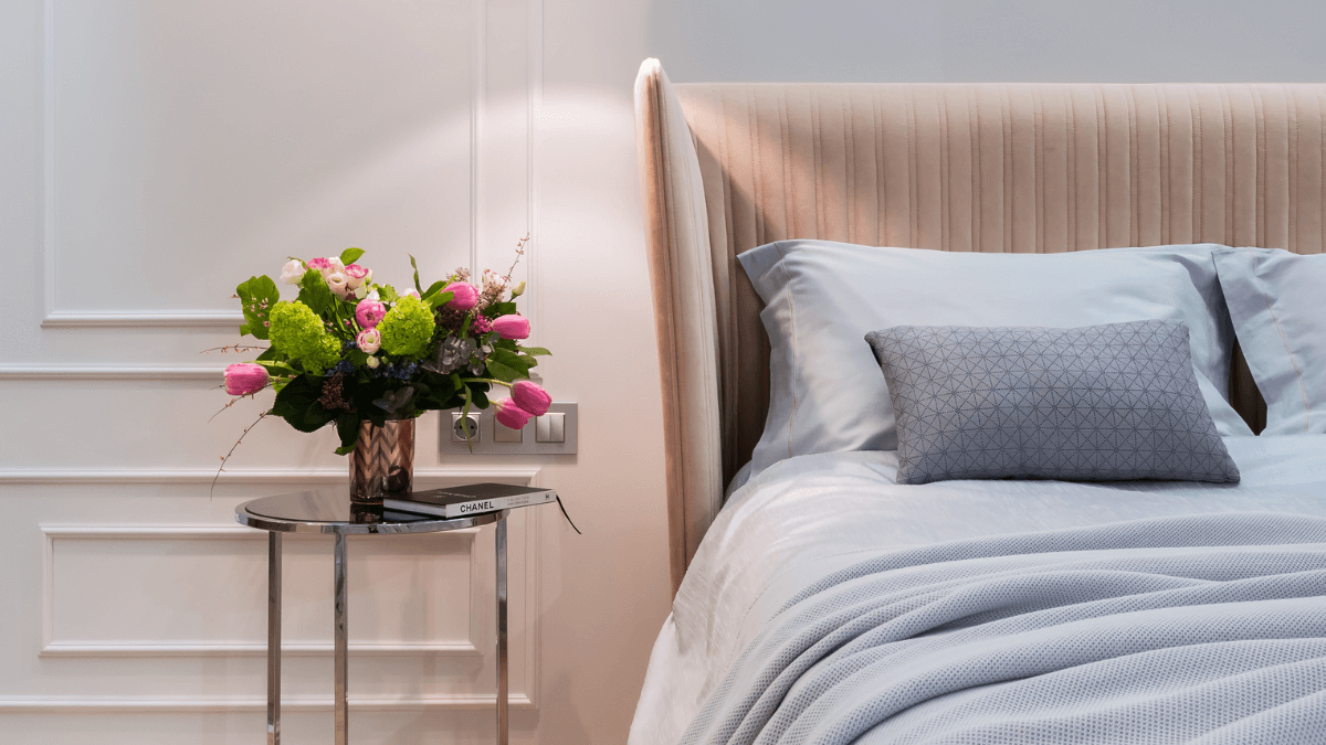 quarto com cama e vaso de flores 1