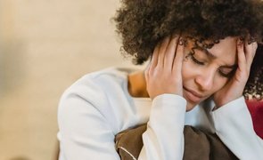 como dormir com dor de ouvido