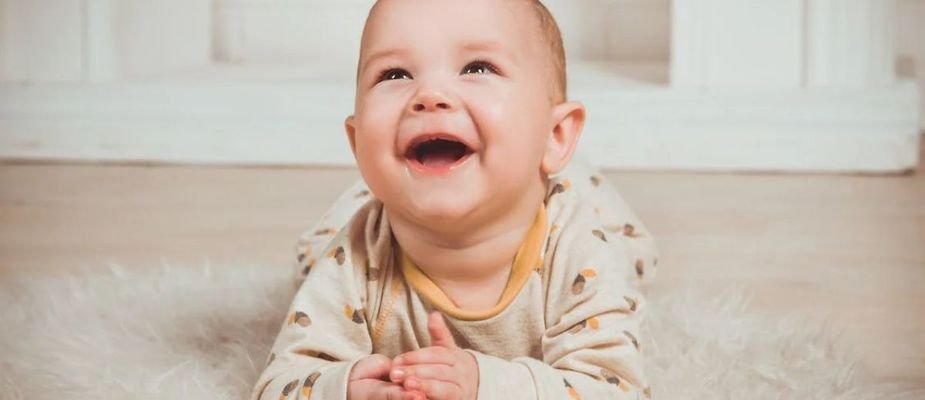 Com quantos meses o bebê começa a engatinhar? Descubra as etapas desse desenvolvimento