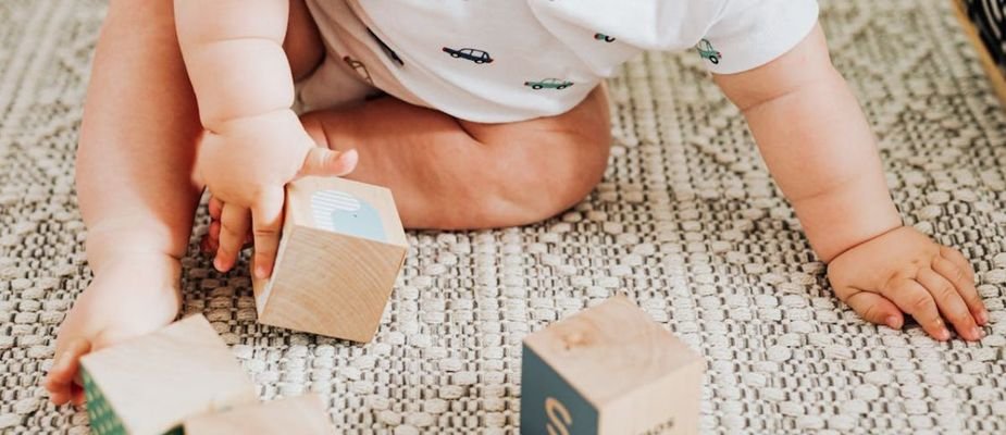 Com quantos meses o bebê começa a sentar? Entenda o desenvolvimento do seu pequeno!